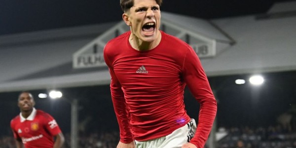  巴黎圣日耳曼主场大胜登顶