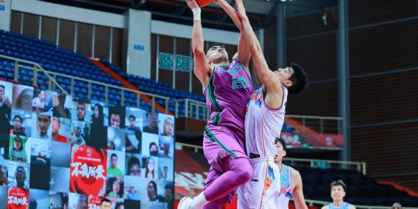  老将复出首秀砍下两双引喝彩