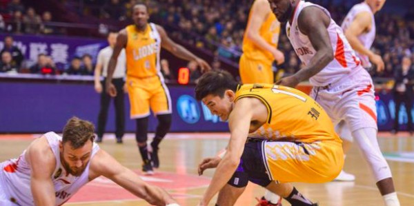  广州龙狮防守反击，爆冷击败浙江广厦队