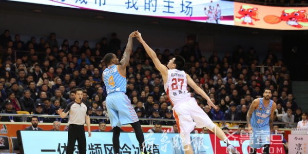  山东高速篮板碾压战胜北京控股男篮