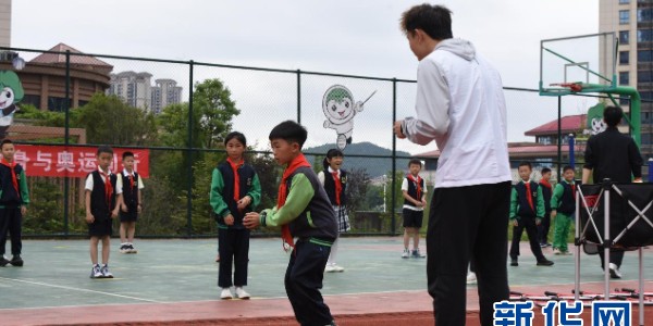  网球进校园活动启动，专业教练指导少年基础训练  