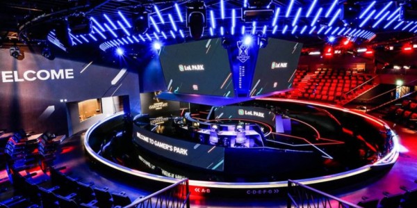  电竞联名款发布，潮流文化深度融合