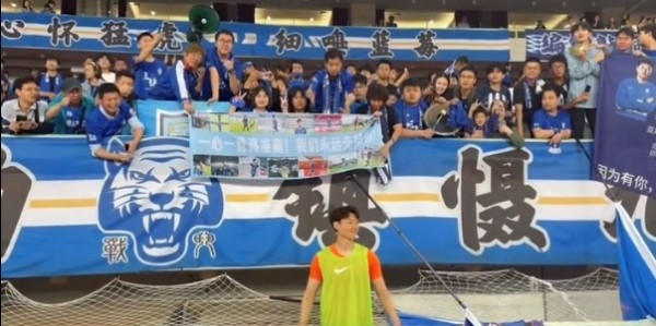  球星慈善赛温暖开踢，爱心捐款突破纪录  