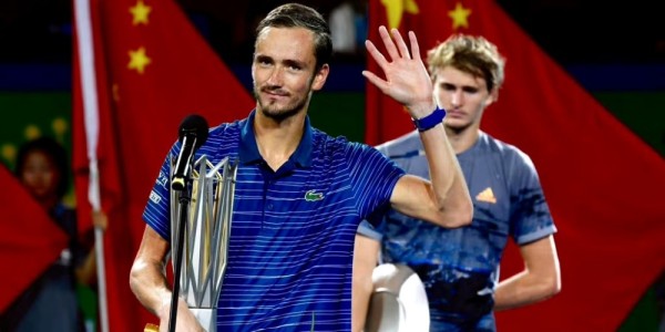  梅德韦杰夫硬地称王，上海劳力士大师赛折桂