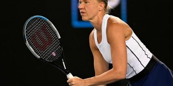  萨巴伦卡强势捧起澳网冠军奖杯