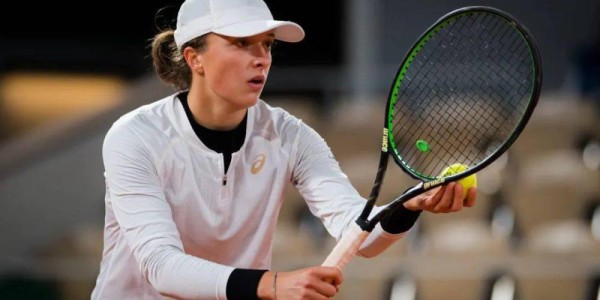  斯维亚泰克卫冕成功，罗兰加洛斯再捧金杯