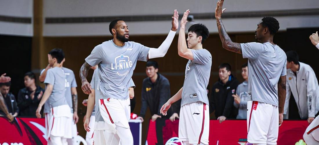  外援默契配合，双剑合璧攻破防线