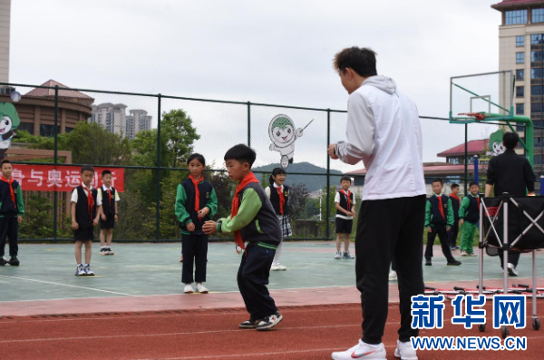  网球进校园活动启动，专业教练指导少年基础训练  