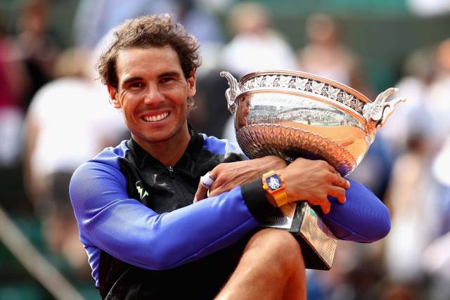  红土之王纳达尔复出首秀，直落三盘轻松晋级次轮  