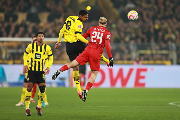  网坛常青树费德勒复出，慈善表演赛筹款破纪录