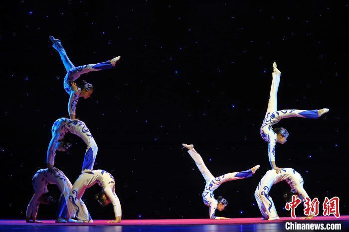  电竞选手刻苦训练磨砺精湛技艺